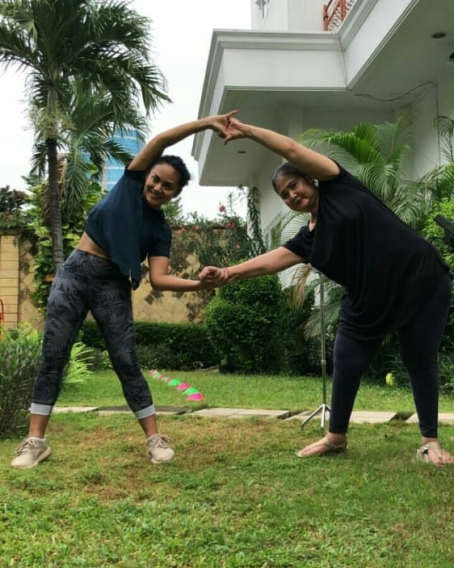 5 Potret Pesona Ibu dari Yuni Shara dan Krisdayanti yang Awet Muda (5)