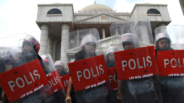 Polisi anti huru hara mengamankan wilayah di Kuala Lumpur. (Foto:  AFP PHOTO / Mohd Rasfan)