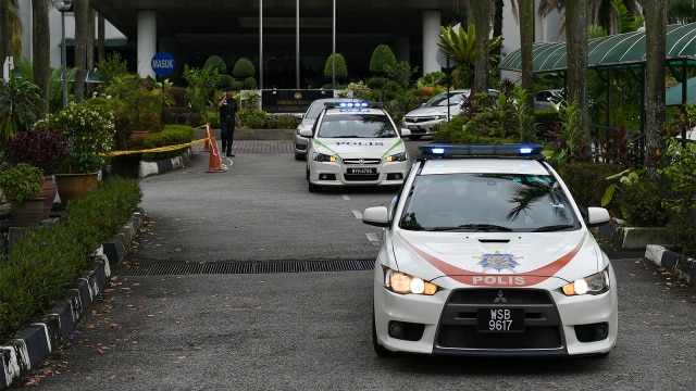 Konvoi kendaraan Polisi Kerajaan Malaysia. (Foto:  AFP PHOTO / Mohd Rasfan)