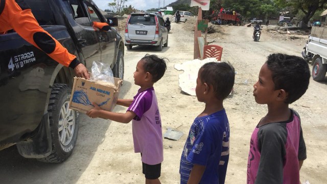 Anak-anak korban gempa dan tsunami minta bantuan di pinggir jalan penghubung Kota Palu-Kota Donggala. (Foto: Mirsan Simamora/kumparan)