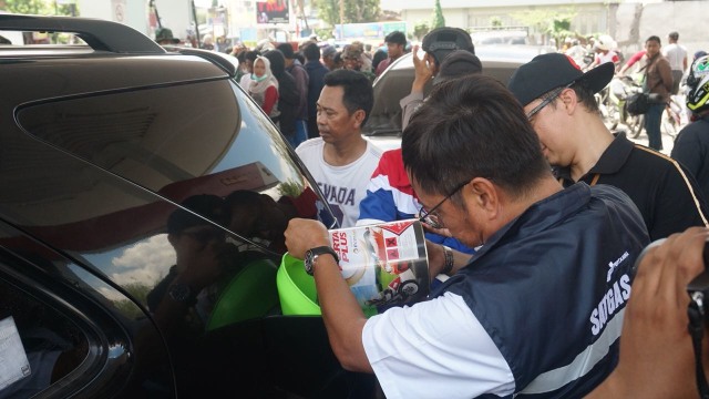 Direktur Pemasaran Ritel Mashud Khamid saat melayani penjualan BBM dalam kemasan kaleng di Palu, Sulawesi Tengah. (Foto: Raga Iman/kumparan)