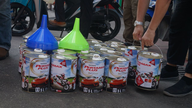 Penjualan BBM dalam kemasan kaleng di Palu, Sulawesi Tengah. (Foto: Raga Iman/kumparan)