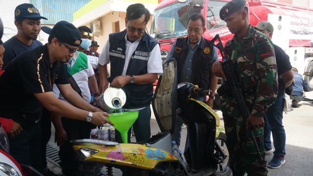 Direktur Pemasaran Ritel Mashud Khamid saat melayani penjualan BBM dalam kemasan kaleng di Palu, Sulawesi Tengah. (Foto: Raga Iman/kumparan)