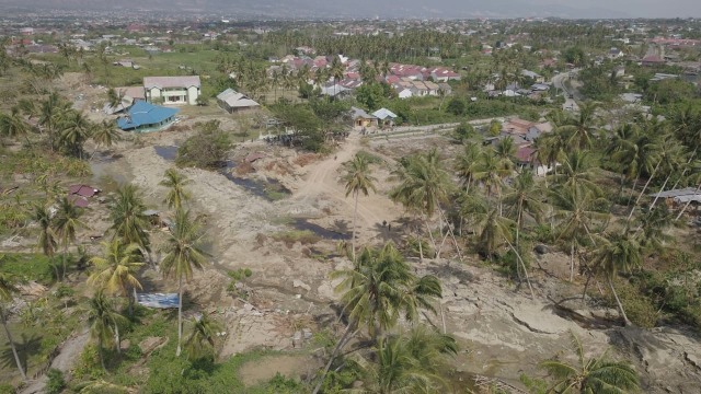 Kondisi jalan di Desa Jono Oge, Sigi pasca gempa dan tsunami.  (Foto: Jamal Ramadhan/kumparan)