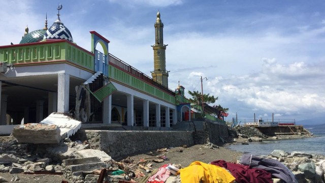 Masjid Ar Rahmat kokoh berdiri meski dihantam tsunami. (Foto: Mirsan/kumparan)