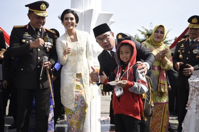 Kapolda Jabar Beri Kue Ulang Tahun Kepada Jajaran TNI 