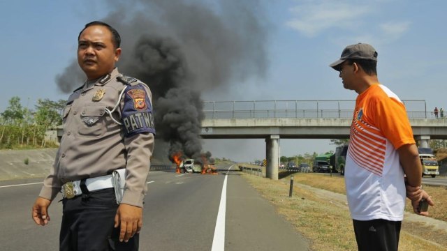 Anies Baswedan saat berada di lokasi kejadian kecelakaan di Tol Cipali. (Foto: Dok. Istimewa)