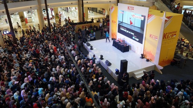 Suasana sebelum fanmeeting K-Pop di Mal Kota Kasablanka, Jakarta Selatan, Sabtu (6/10/2018) (Foto: Masajeng Rahmiasri/kumparan)