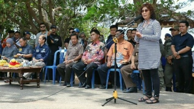 Menteri Susi di lokasi tambang PT Timah Tbk. di Kawasan Selinsing Kota Manggar, Kabupaten Belitung Timur, Provinsi Kepulauan Bangka Belitung. (Foto: Dok. KKP)