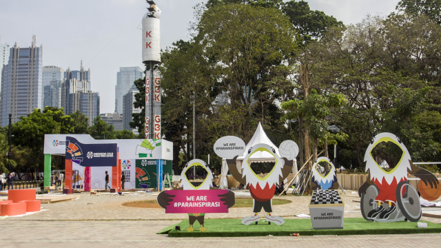 Pekerja menyelesaikan stan pendukung kegiatan Asian Para Games 2018 di komplek GBK, Jakarta, Jumat (5/10). Asian Para Games 2018 akan berlangsung pada 6-13 Oktober 2018.  (Foto: ANTARA FOTO/Galih Pradipta)