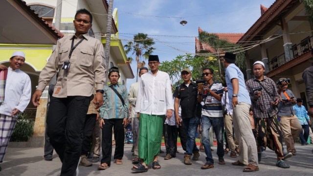 Sandi bersama warga di pondok pesantren Sidogiri. (Foto: Dok. Tim Sandiaga Uno)