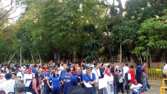 Penonton terlihat mengantre untuk memasuki Stadion Utama Gelora Bung Karno. (Foto: Aditia Rizki Nugraha/kumparan)