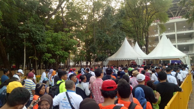 Penonton mulai memasuki area utama Stadion Utama Gelora Bung Karno . (Foto: Aditia Rizki Nugraha/kumparan)