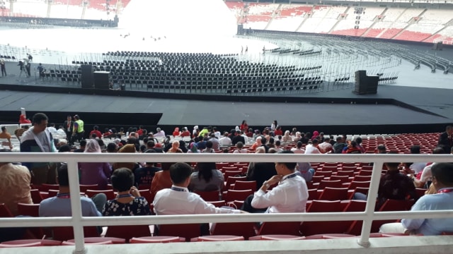 Suasana di dalam Stadion Utama Gelora Bung Karno beberapa jam sebelum pembukaan Asian Para Games. (Foto: Karina Nur Shabrina/kumparan)