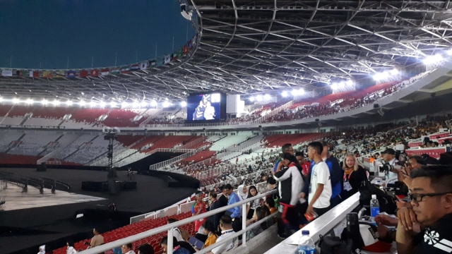 Suasana di dalam Stadion GBK saat preshow upacara pembukaan Asian Para Games. (Foto: Karina Nur Shabrina/kumparan)