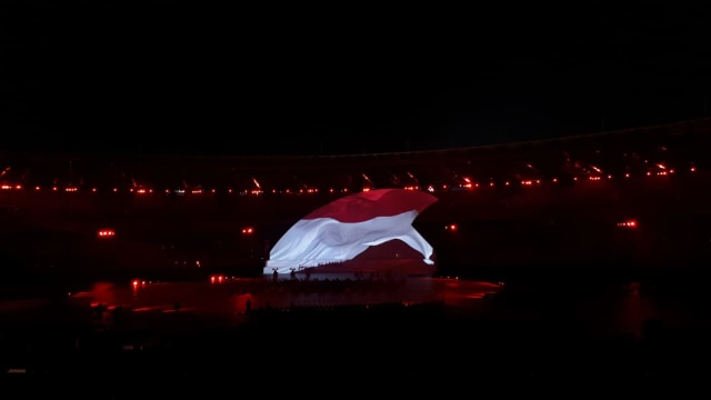 Pengibaran bendera merah-putih di pembukaan Asian Para Games. (Foto: Karina Nur Shabrina/kumparan)