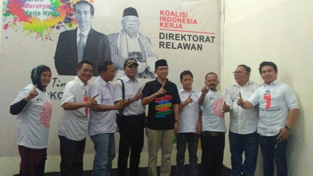 Sahabat Deddy bersama Direktur Relawan TKN Jokowi-Maruf Amin, Maman Imanulhaq (tengah) usai menyatakan dukungan kepada capres dan cawapres Jokowi-Maruf di Pilpres 2019, Sabtu (6/10/2018). (Foto: Adhim Mugni Mubaroq/kumparan)