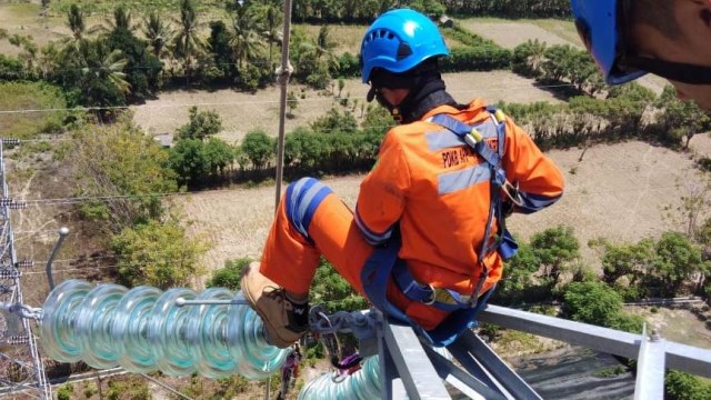 Petugas PT PLN memperbaiki jaringan listrik di wilayah Palu dan Donggala yang terdampak gempa serta tsunami, Sabtu (6/10/2018). (Foto: Dok. Kementerian BUMN)