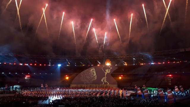 Penyalaan kaldron pada pembukaan Asian Para Games. (Foto: Karina Nur Shabrina/kumparan)