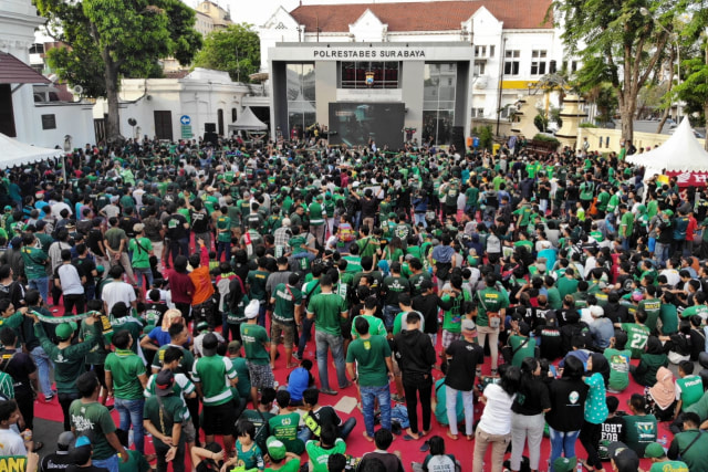 Suasana Nobar Bonek di Mapolrestabes Surabaya, Sabtu (6/10/2018). (Foto: Phaksy Sukowati/kumparan)