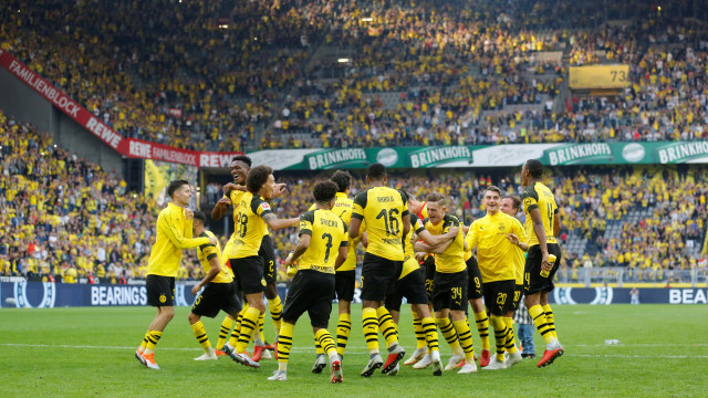 Borussia Dortmund rayakan kemenangan dramatis atas Augsburg. (Foto: REUTERS/Leon Kuegeler)