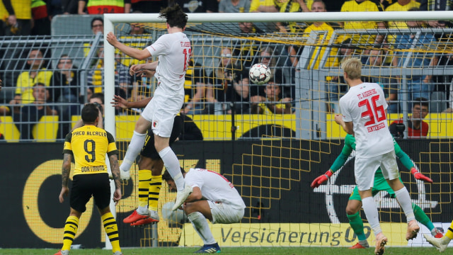 Michael Gregoritsch cetak gol ketiga untuk Augsburg di laga melawan Borussia Dortmund. (Foto: REUTERS/Leon Kuegeler)