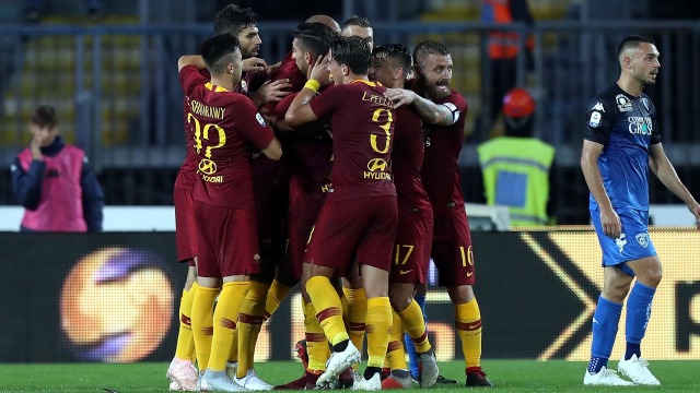 Pemain Roma rayakan gol N'Zonzi ke gawang Empoli. (Foto: Gabriele Maltinti/Getty Images)