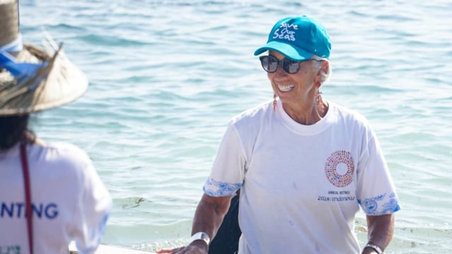 Christine Lagarde melakukan penanaman terumbu karang di Nusa Dua, Bali bersama panitia IMF WB 2018.  (Foto: Dok. Bank Indonesia)
