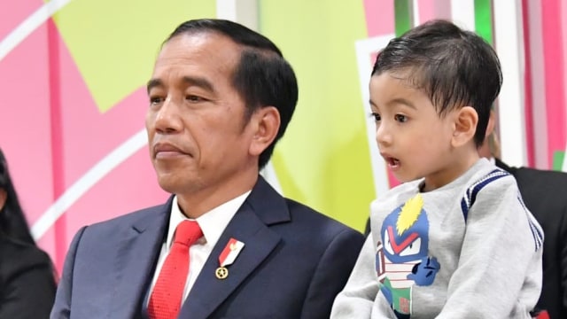 Presiden Jokowi dan Jan Ethes di Pembukaan Asian Para Games 2018, Sabtu (6/10/2018). (Foto: Dok. Biro Pers Setpres)