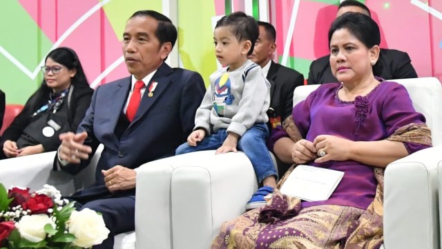 Presiden Jokowi dan Ibu Iriana mengajak Jan Ethes menyaksikan Pembukaan Asian Para Games 2018, Sabtu (6/10/2018). (Foto: Dok. Biro Pers Setpres)