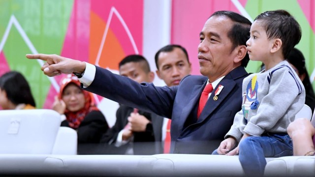 Presiden Jokowi mengajak Jan Ethes menyaksikan Pembukaan Asian Para Games 2018, Sabtu (6/10/2018). (Foto: Dok. Biro Pers Setpres)