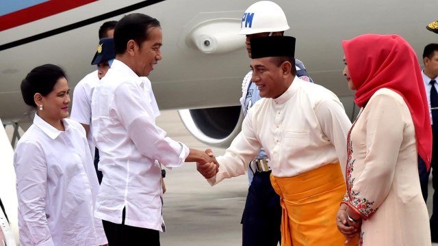 Presiden Jokowi disambut oleh Gubernur Sumatera Utara Edy Rahmayadi saat melakukan kunjungan kerja ke Sumatera Utara. (Foto: Dok. Biro Pers Setpres)