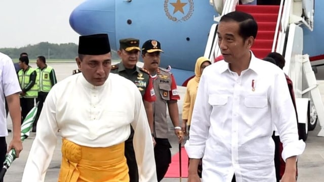 Presiden Jokowi disambut oleh Gubernur Sumatera Utara, Edy Rahmayadi saat melakukan kunjungan kerja ke Sumatera Utara. (Foto: Dok. Biro Pers Setpres)