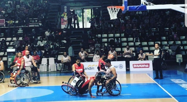 Salah satu atlet bola basket kursi roda Iran membantu Danu Kuswantoro, atlet Indonesia yang terjatuh pada pertandingan Asian Para Games 2018. Foto: Prameshwari/kumparan