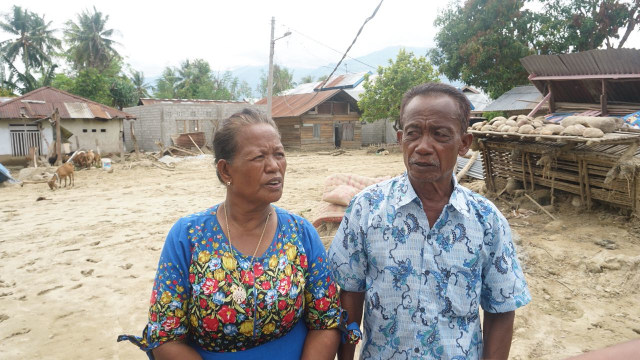 Warga Desa Langaleso, Kecamatan Dolo, Kabupaten Sigi, Sulawesi Tengah yang terkena likuifaksi. (Foto: Raga Imam/kumparan)