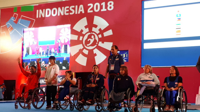 Para peraih medali angkat besi Asian Para Games 2018. (Foto: Karina Nur Shabrina/kumparan)