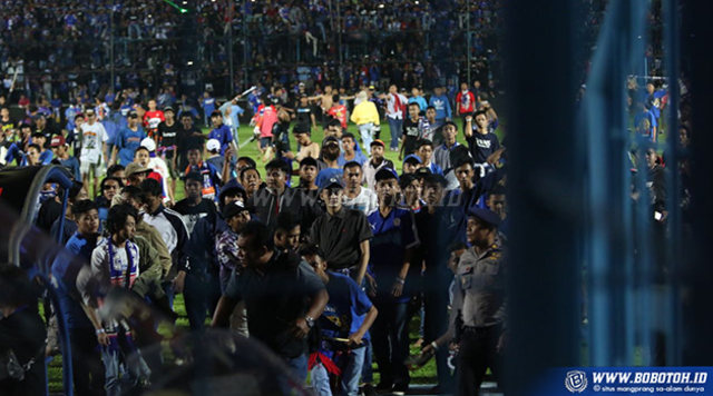 Aremania Kembali Lakukan Pitch Invasion Di Kanjuruhan!