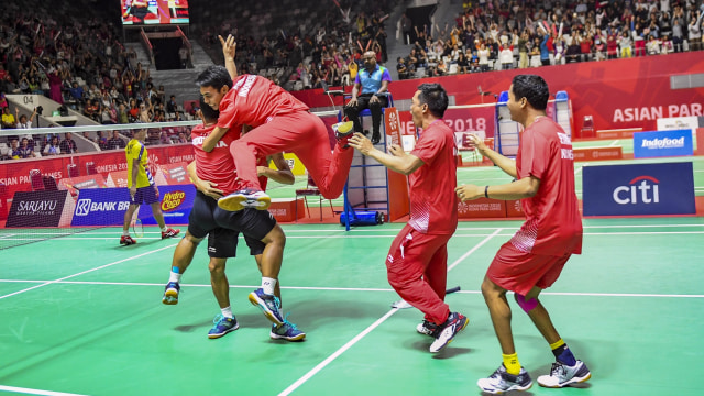 Tim bulu tangkis putra Indonesia merayakan keberhasilan meraih medali emas di ajang Asian Para Games 2018. (Foto:  ANTARA FOTO/Galih Pradipta)