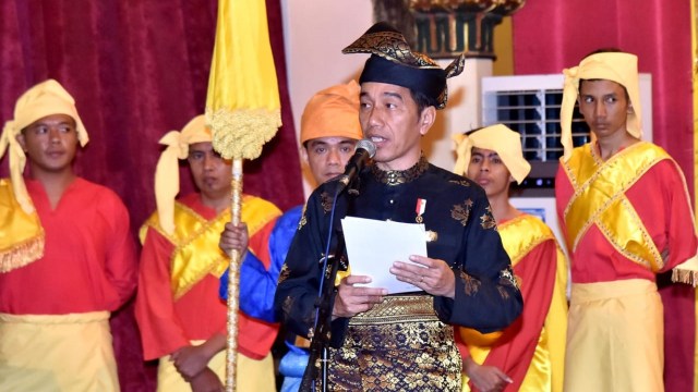Presiden Jokowi saat menerima Gelar Adat dari Kesultanan Deli, Sumatera Utara. (Foto: Dok.  Biro Pers Setpres)