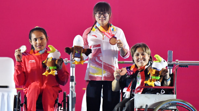 Ni Nengah Widiasih bersama para peraih medali cabor angkat besi di Asian Para Games 2018. (Foto: ANTARA FOTO/Rivan Awal Lingga)