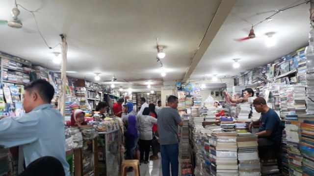 Toko buku murah di Kwitang, Jakarta Pusat. (Foto: Ema Fitriyani/kumparan)