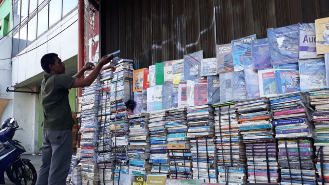 Toko buku murah di Kwitang, Jakarta Pusat. (Foto: Ema Fitriyani/kumparan)