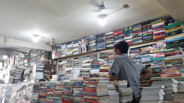 Toko buku murah di Kwitang, Jakarta Pusat. (Foto: Ema Fitriyani/kumparan)