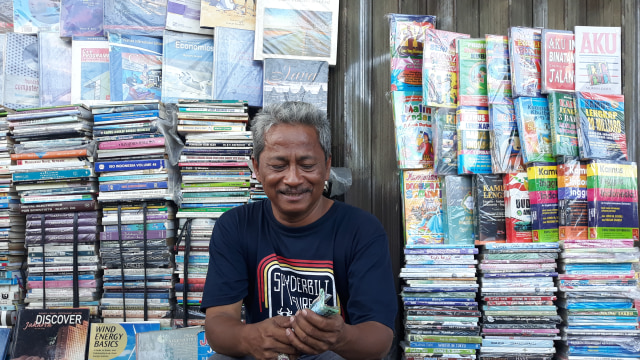 Asril, salah satu penjual buku di Kwitang, Jakarta Pusat, sejak tahun 1985 (Foto: Ema Fitriyani/kumparan)