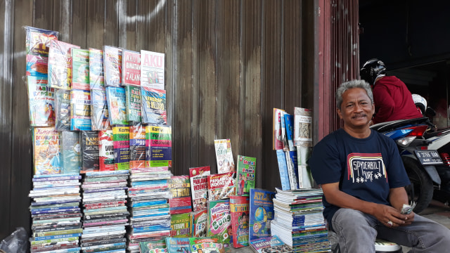 Asril, salah satu penjual buku di Kwitang, Jakarta Pusat, sejak tahun 1985 (Foto: Ema Fitriyani/kumparan)