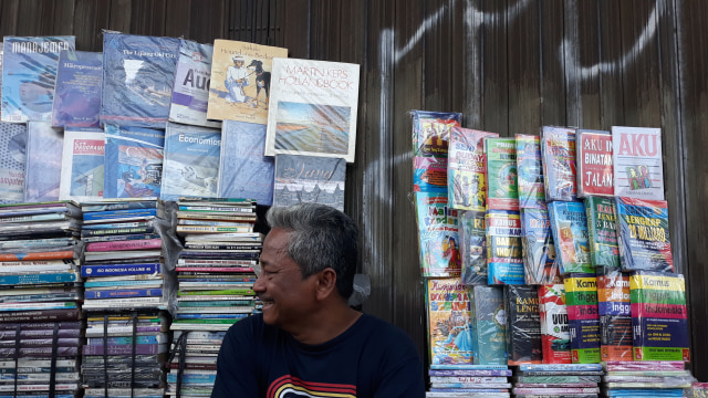 Asril, salah satu penjual buku di Kwitang, Jakarta Pusat, sejak tahun 1985 (Foto: Ema Fitriyani/kumparan)