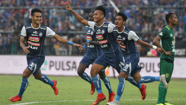 Para pemain Arema FC merayakan gol ke gawang Persebaya Surabaya pada pertandingan Go-Jek Liga 1 pekan ke-24. Foto: ANTARA FOTO/Ari Bowo Sucipto