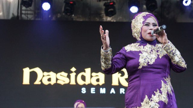 Grup musik Qasidah asal Semarang, Nasida Ria menghibur penonton Synchronize Fest hari ketiga di JiExpo Kemayoran, Jakarta Pusat (7/10). (Foto: Iqbal Firdaus/kumparan)