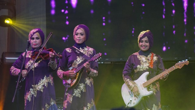 Grup musik Qasidah asal Semarang, Nasida Ria menghibur penonton Synchronize Fest hari ketiga di JiExpo Kemayoran, Jakarta Pusat (7/10). Foto: Iqbal Firdaus/kumparan