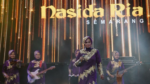 Grup musik Qasidah asal Semarang, Nasida Ria menghibur penonton Synchronize Fest hari ketiga di JiExpo Kemayoran, Jakarta Pusat (7/10). (Foto: Iqbal Firdaus/kumparan)